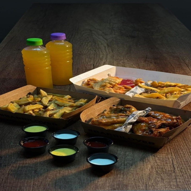 1 porción de alitas regulares x10und. + 1 porción de deditos de pollo + 2 bebidas de maracuyá de 350ml. a S/54.50