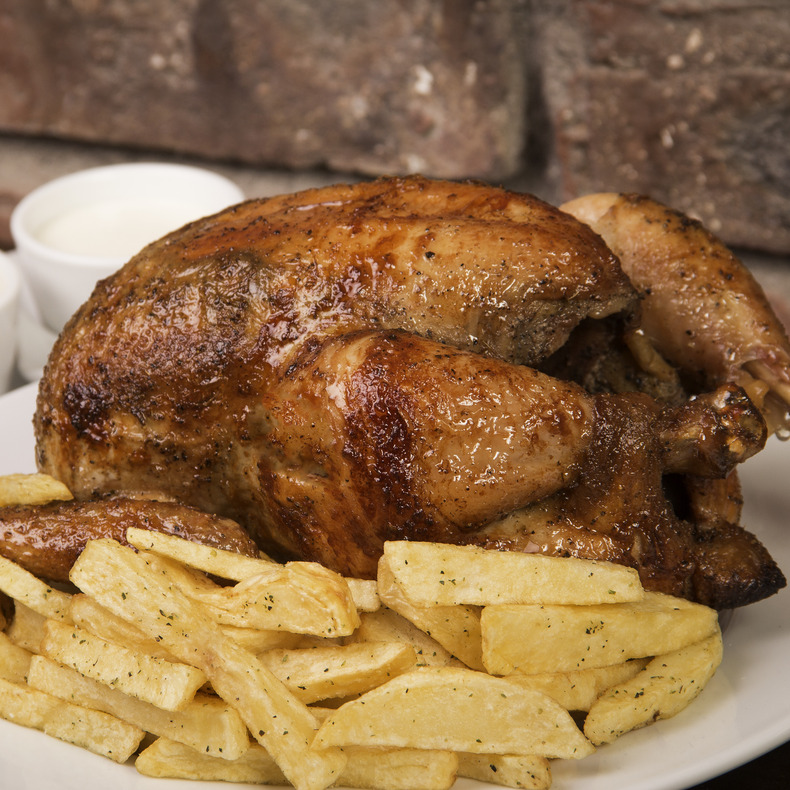 Pollo entero + papas + ensalada a S/52.00